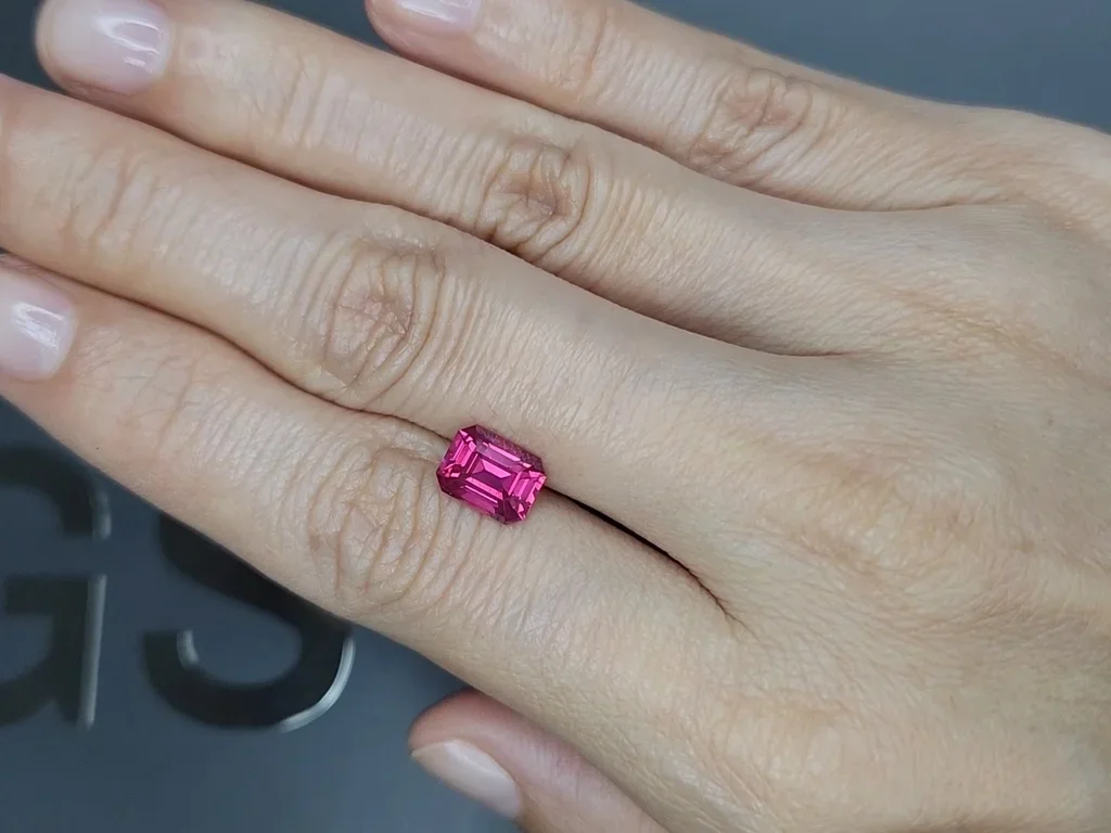 Красно-розовая шпинель Махенге (Vivid Pink) в огранке октагон 2,14 карата, Танзания Изображение №2