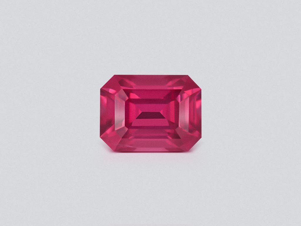 Красно-розовая шпинель Махенге (Vivid Pink) в огранке октагон 2,14 карата, Танзания Изображение №1
