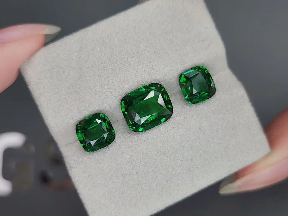 Сет насыщенно-зеленых цаворитов в огранке кушон 9,04 карата, Танзания Изображение №5