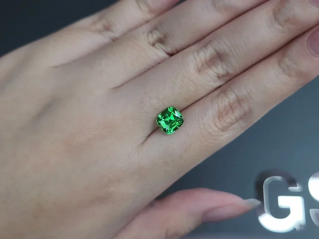 Гранат цаворит Intense Green в огранке кушон 2,25 карата, Танзания  Изображение №2