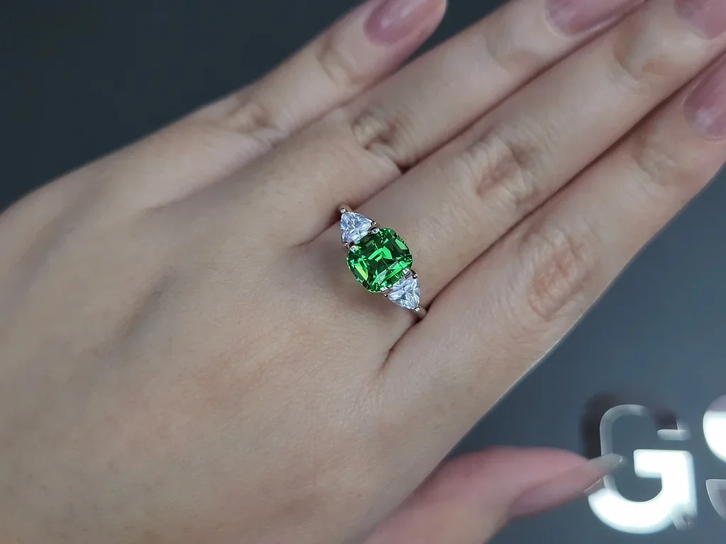 Гранат цаворит Intense Green в огранке кушон 2,25 карата, Танзания  Изображение №4