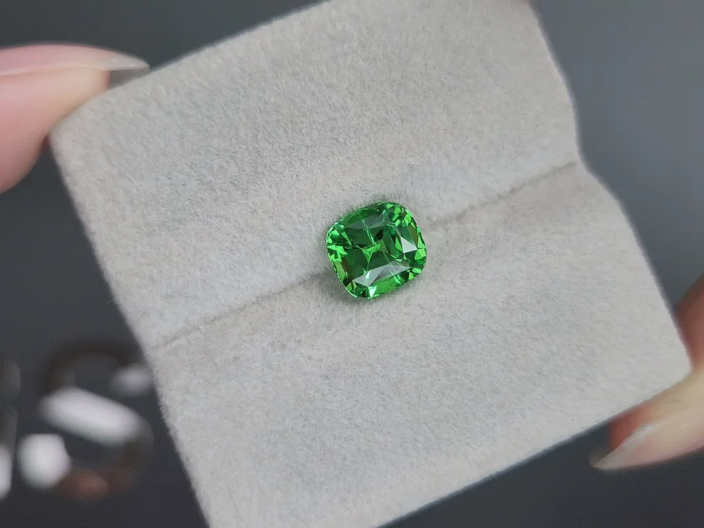 Гранат цаворит Intense Green в огранке кушон 2,25 карата, Танзания  Изображение №5
