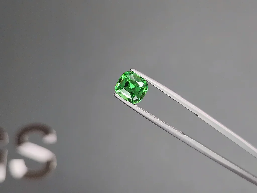 Гранат цаворит Intense Green в огранке кушон 2,25 карата, Танзания  Изображение №3