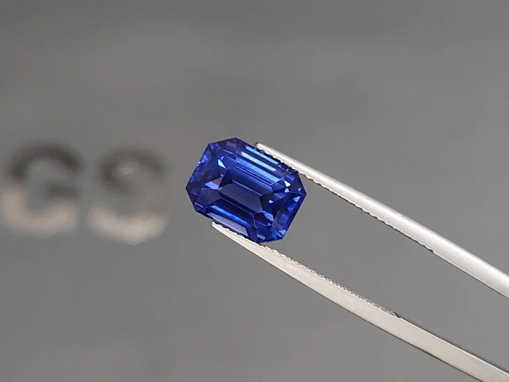 Негретый сапфир Royal Blue в огранке октагон 7,62 карат, Мадагаскар Изображение №3