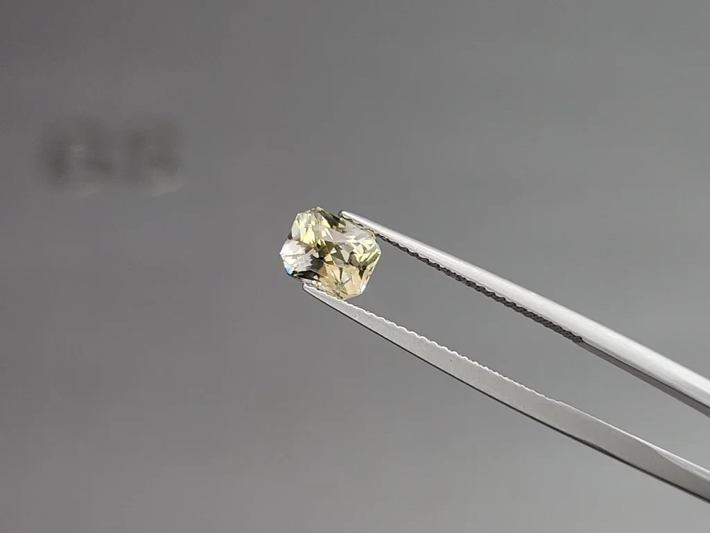 Негретый сапфир Bi-Color в огранке радиант 1,83 карат, Шри-Ланка Изображение №3