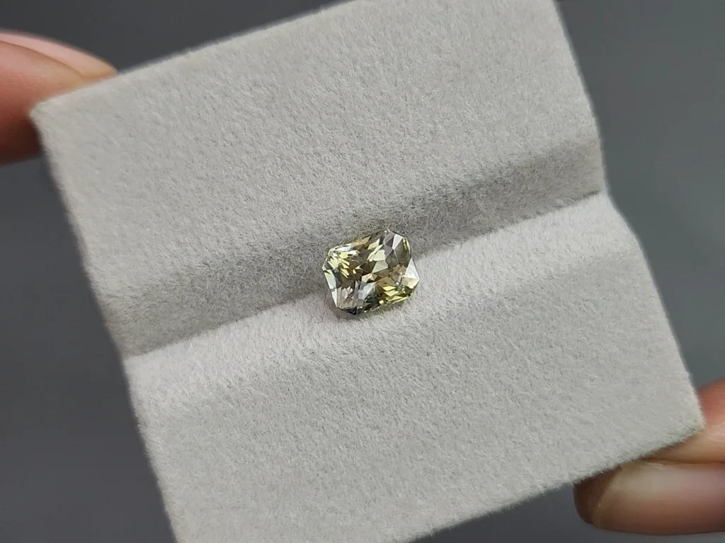 Негретый сапфир Bi-Color в огранке радиант 1,83 карат, Шри-Ланка Изображение №4