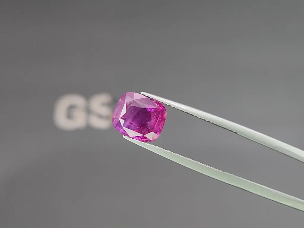 Негретый сапфир с эффектом рутилового шелка  в огранке кушон 4,92 карата, Мадагаскар  Изображение №3