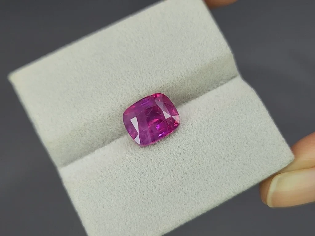 Негретый сапфир с эффектом рутилового шелка  в огранке кушон 4,92 карата, Мадагаскар  Изображение №4