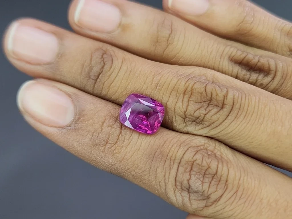 Негретый сапфир с эффектом рутилового шелка  в огранке кушон 4,92 карата, Мадагаскар  Изображение №2