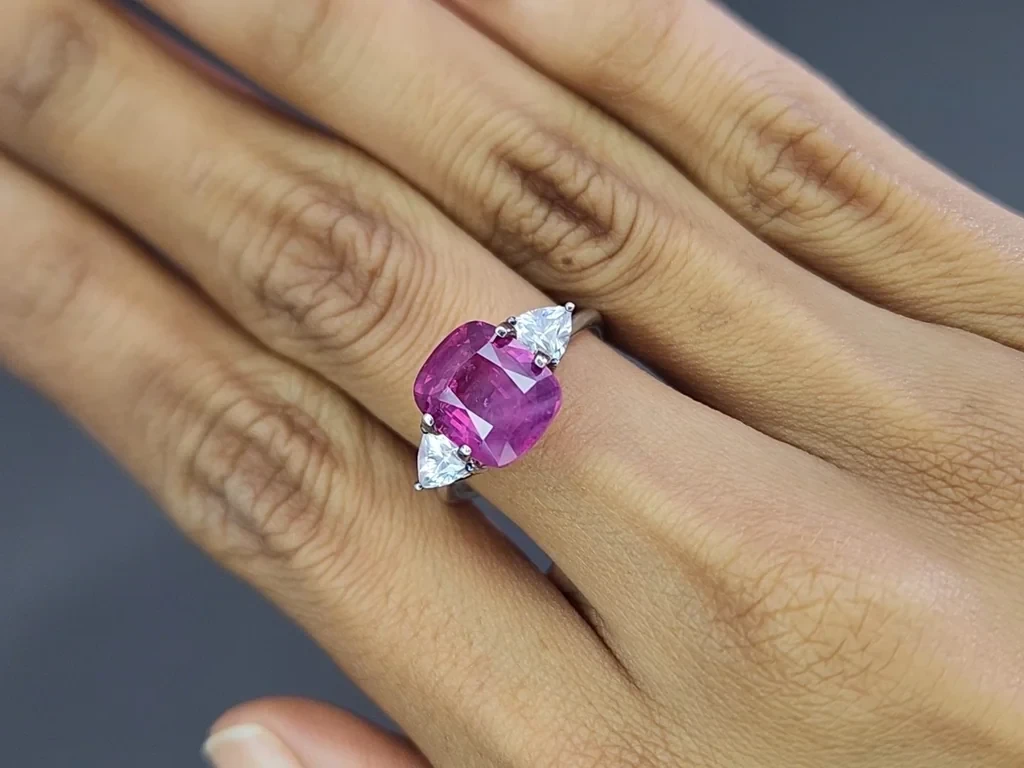 Негретый сапфир с эффектом рутилового шелка  в огранке кушон 4,92 карата, Мадагаскар  Изображение №5