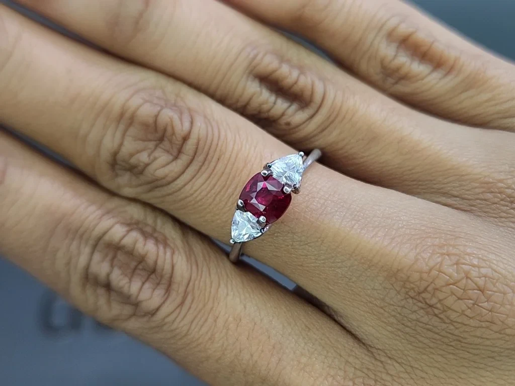 Негретый рубин Pigeon blood в огранке кушон 1,05 карат, Мозамбик Изображение №5