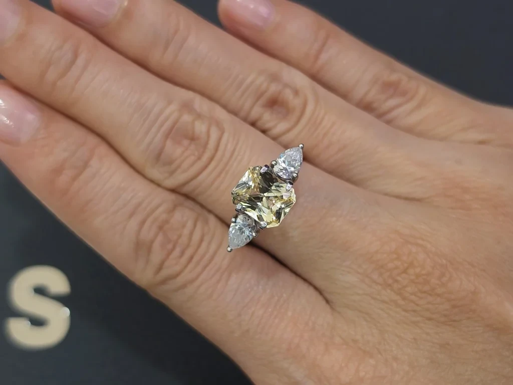 Негретый сапфир Pastel Yellow в огранке радиант 3,25 карат, Мадагаскар  Изображение №5
