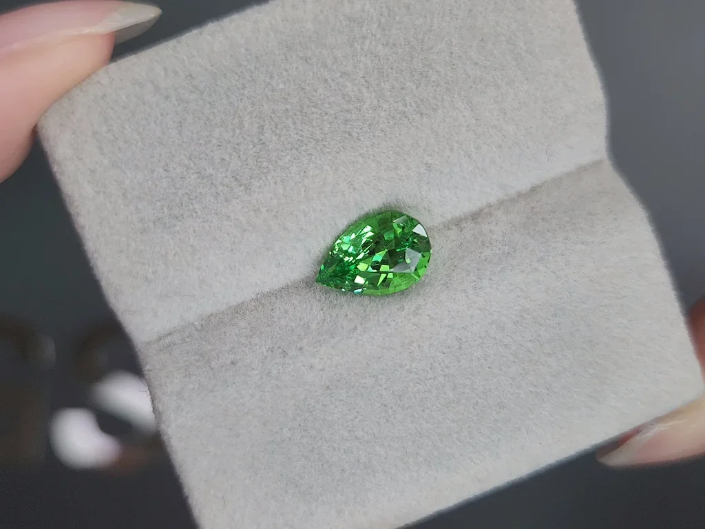 Гранат цаворит Intense Green в огранке груша 1,78 карата, Танзания  Изображение №4