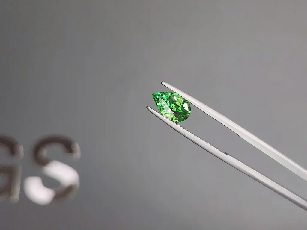 Гранат цаворит Intense Green в огранке груша 1,78 карата, Танзания  Изображение №3