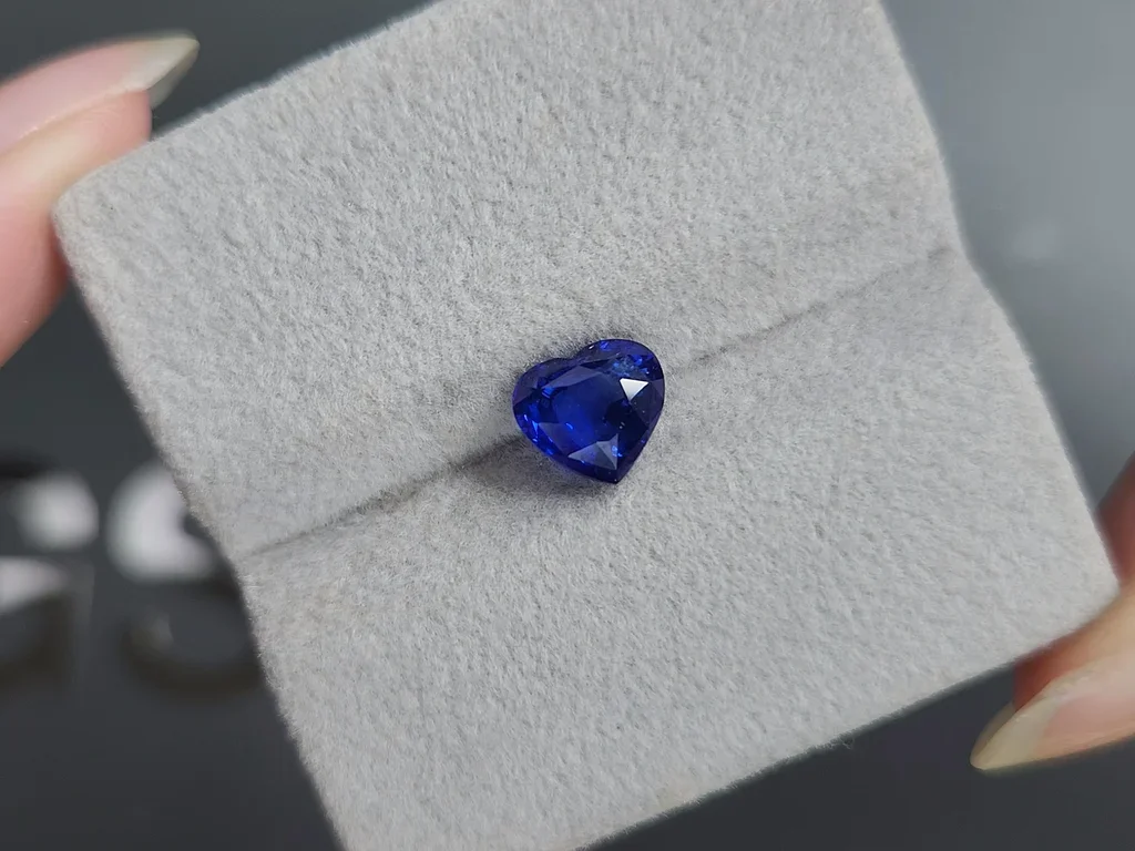 Сапфир Royal Blue в огранке сердце 2,04 карата, Шри-Ланка  Изображение №4