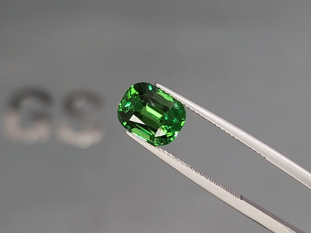Гранат цаворит Vibrant green в огранке кушон 5,00 карат, Танзания  Изображение №3