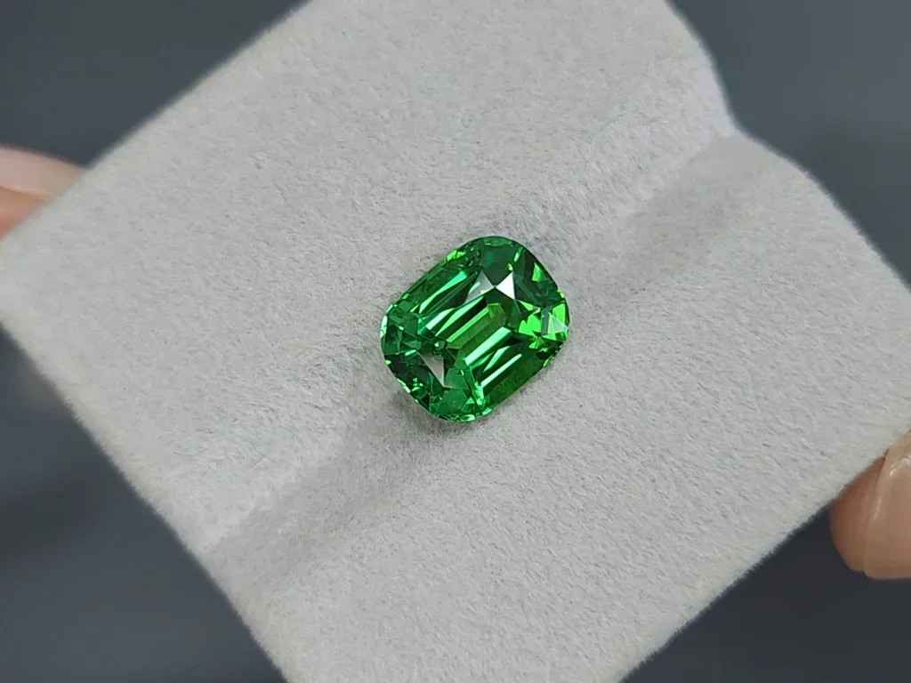 Гранат цаворит Vibrant green в огранке кушон 5,00 карат, Танзания  Изображение №4