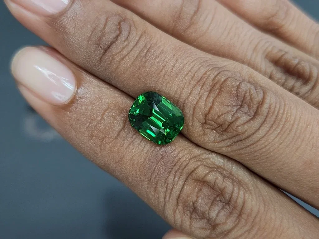 Гранат цаворит Vibrant green в огранке кушон 5,00 карат, Танзания  Изображение №2