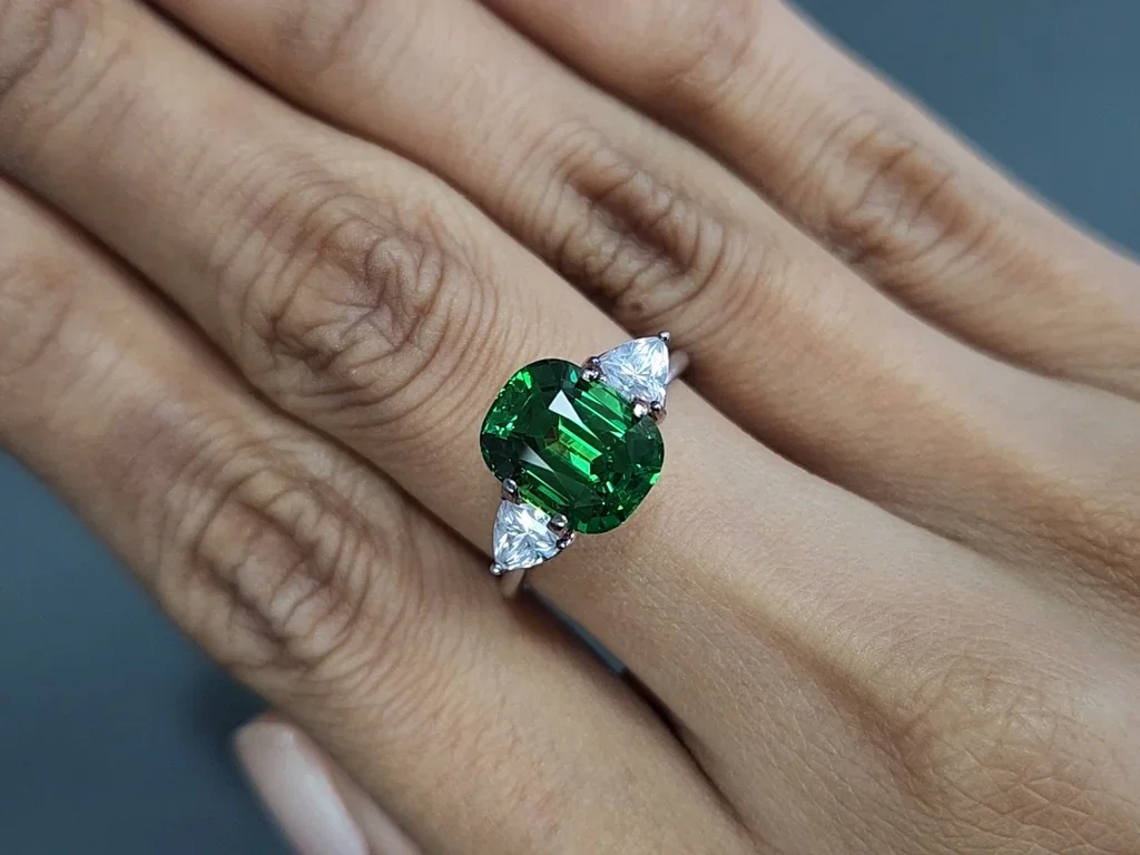 Гранат цаворит Vibrant green в огранке кушон 5,00 карат, Танзания  Изображение №5