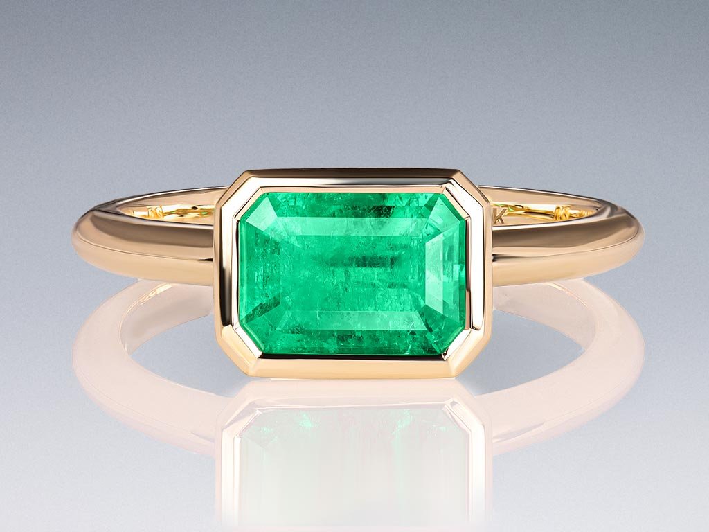 Кольцо с изумрудом цвета Muzo Green 1,57 каратов в желтом золоте 750 пробы Изображение №1
