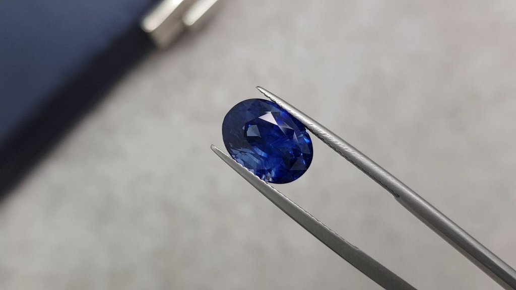 Синий сапфир цвета Royal Blue 6,42 карата в огранке овал, Шри-Ланка Изображение №3