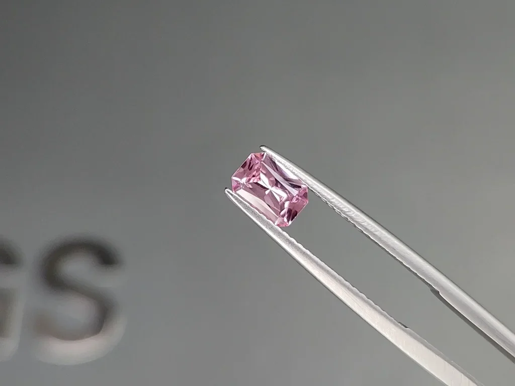 Негретый сапфир (Baby Pink) в огранке радиант 0,79 карата, Мадагаскар Изображение №3
