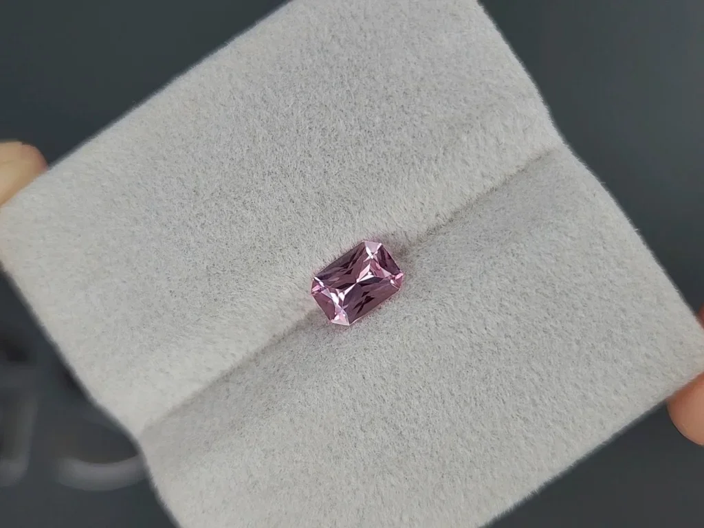 Негретый сапфир (Baby Pink) в огранке радиант 0,79 карата, Мадагаскар Изображение №4