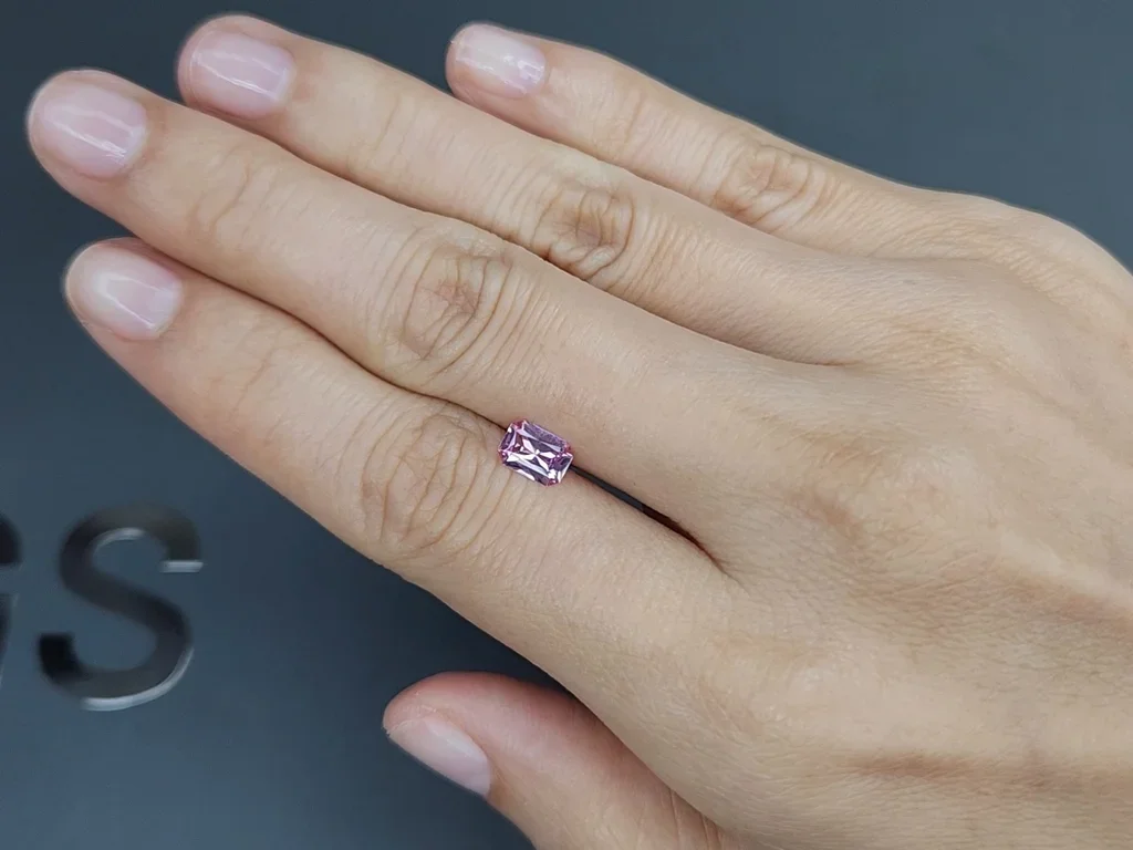 Негретый сапфир (Baby Pink) в огранке радиант 0,79 карата, Мадагаскар Изображение №2