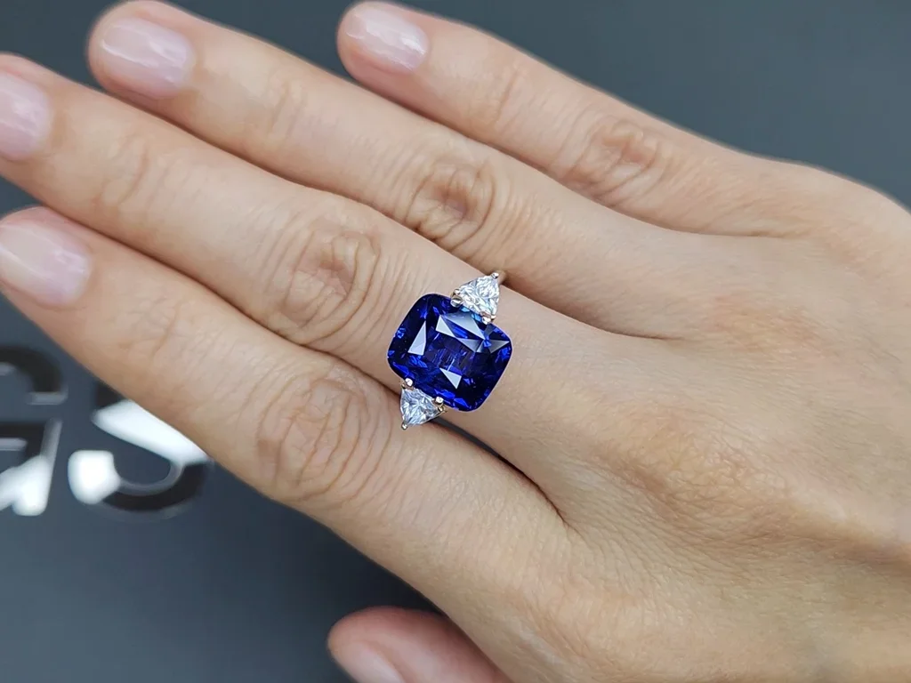 Синий сапфир цвета Royal Blue в огранке кушон 7,50 карата, Шри-Ланка  Изображение №5