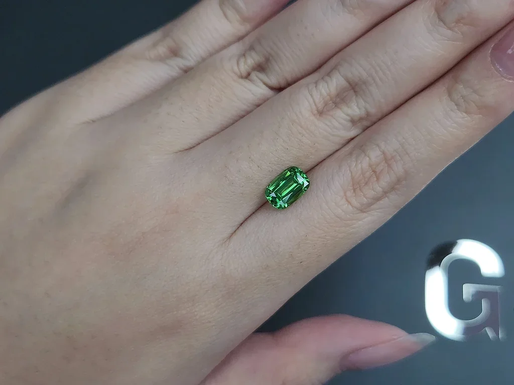 Гранат цаворит Intense Green в огранке кушон 1,79 карата, Танзания  Изображение №2