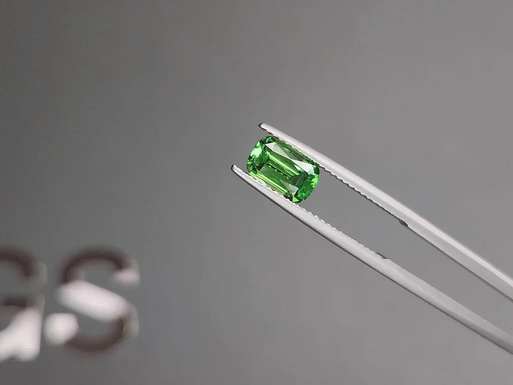 Гранат цаворит Intense Green в огранке кушон 1,79 карата, Танзания  Изображение №3