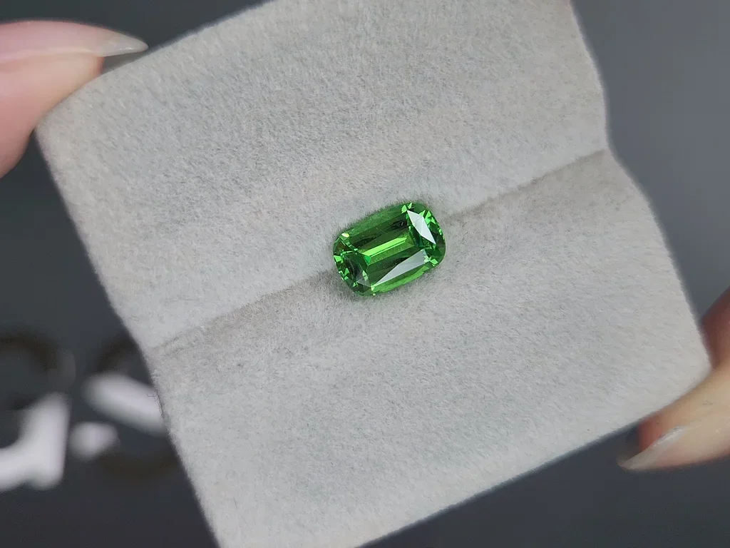 Гранат цаворит Intense Green в огранке кушон 1,79 карата, Танзания  Изображение №4