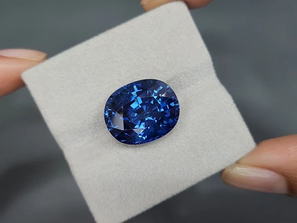 Негретый сапфир Intense Blue в огранке кушон 18,62 карата, Африка Изображение №4