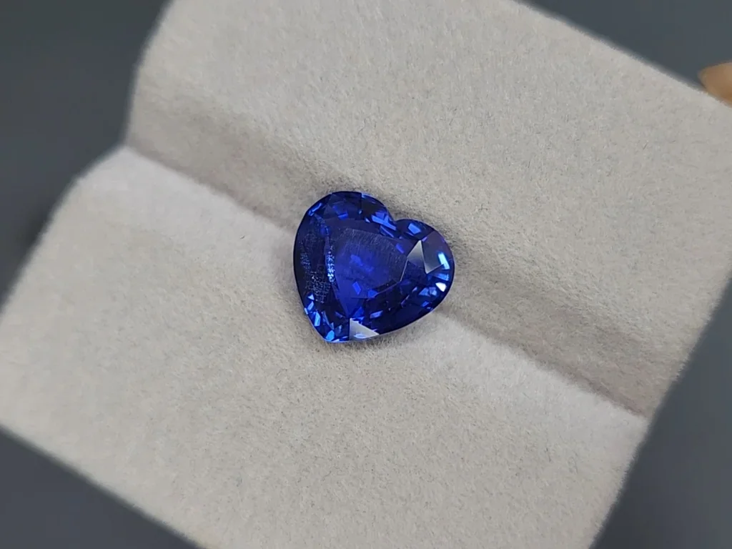 Негретый сапфир Royal Blue в огранке сердце 4,24 карата, Бирма Изображение №4
