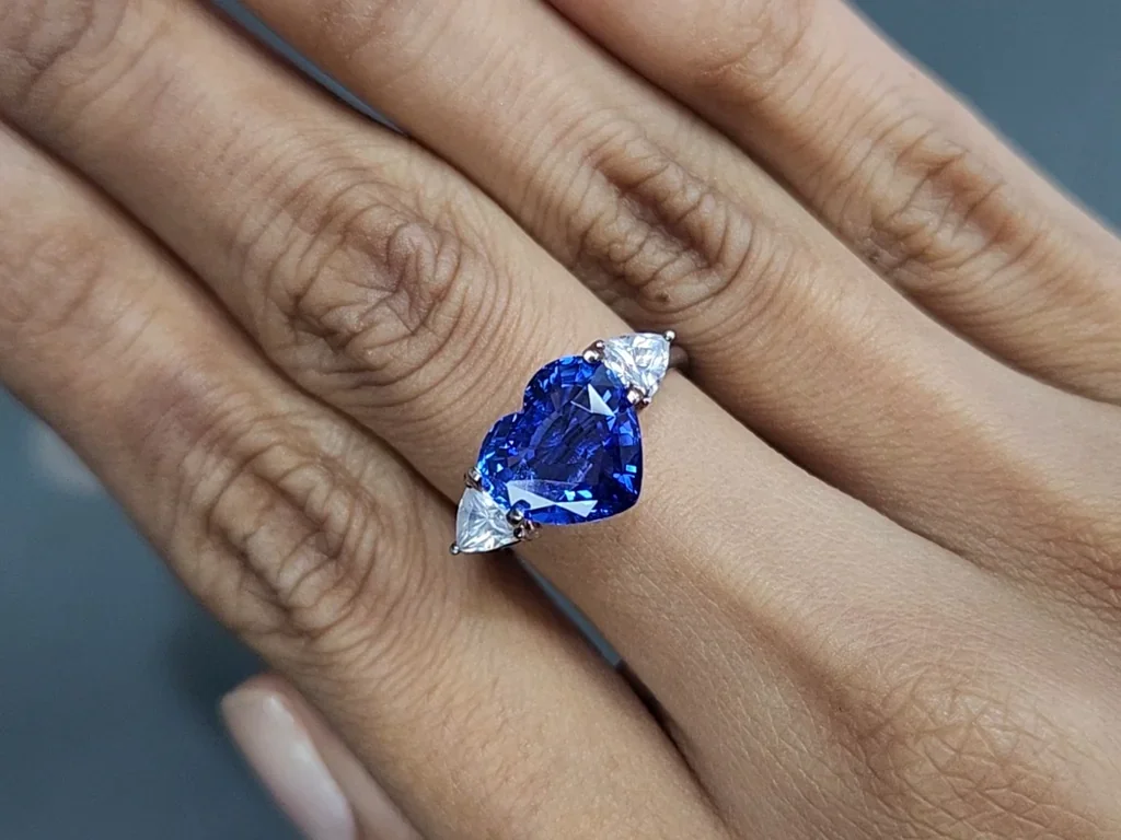 Негретый сапфир Royal Blue в огранке сердце 4,24 карата, Бирма Изображение №5