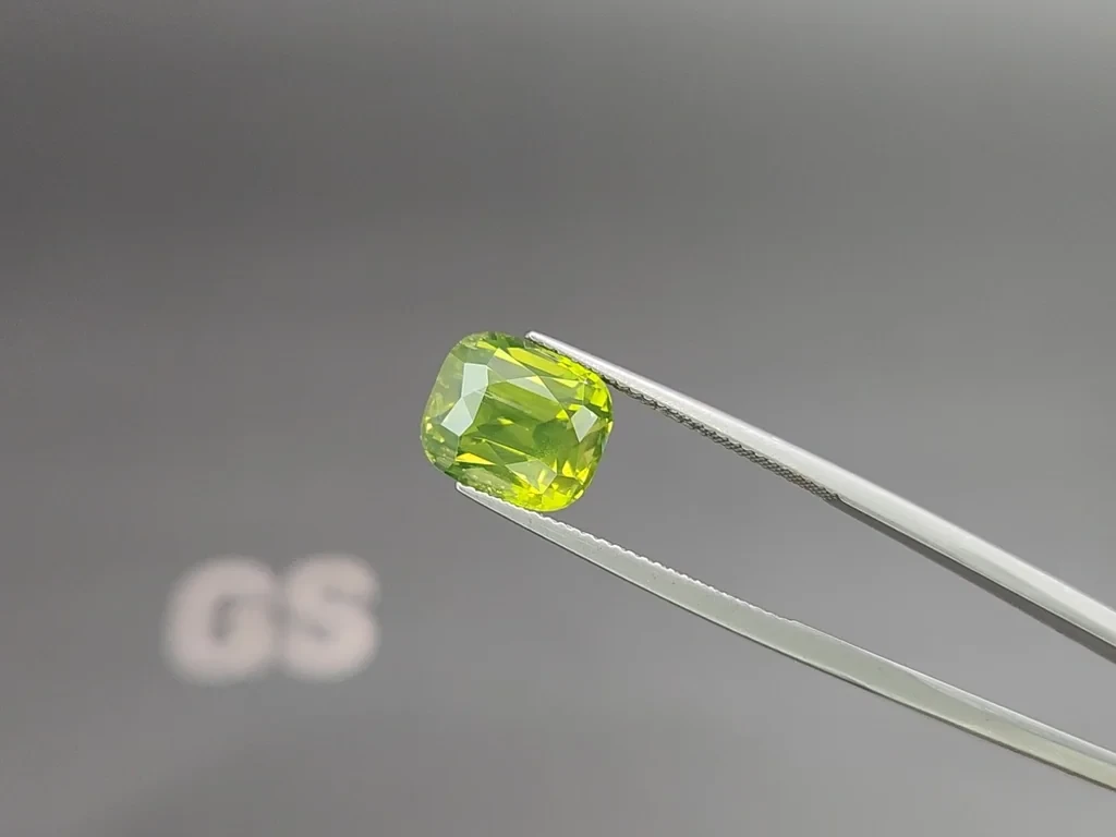 Зеленый циркон в огранке кушон 7,25 карат, Африка Изображение №3