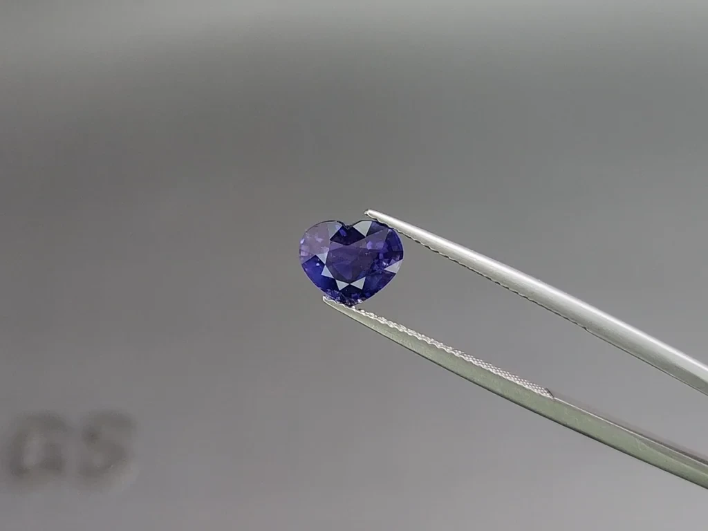 Негретый сапфир Royal Blue в огранке сердце 2,00 карат, Шри-Ланка Изображение №3