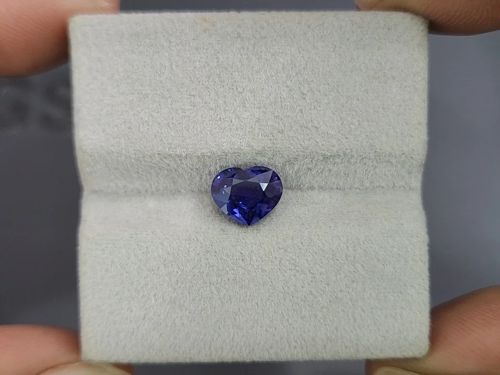 Негретый сапфир Royal Blue в огранке сердце 2,00 карат, Шри-Ланка Изображение №4