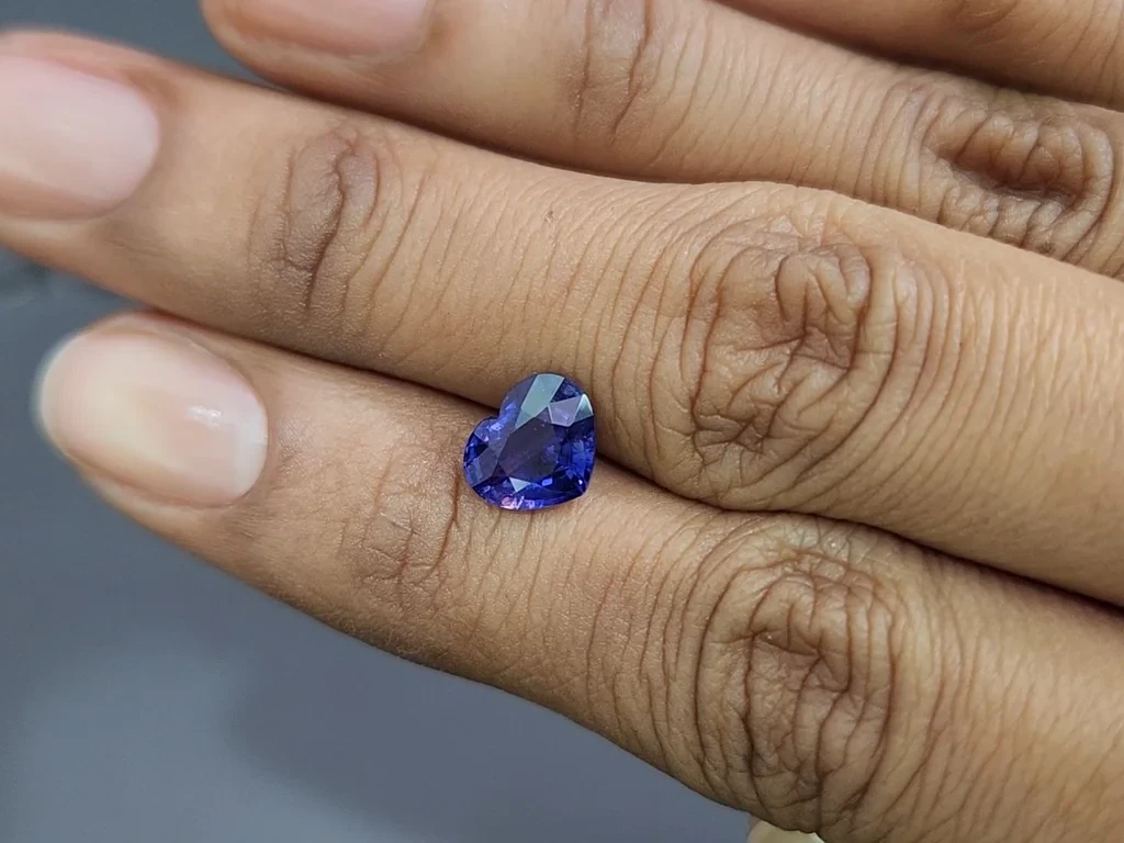 Негретый сапфир Royal Blue в огранке сердце 2,00 карат, Шри-Ланка Изображение №2