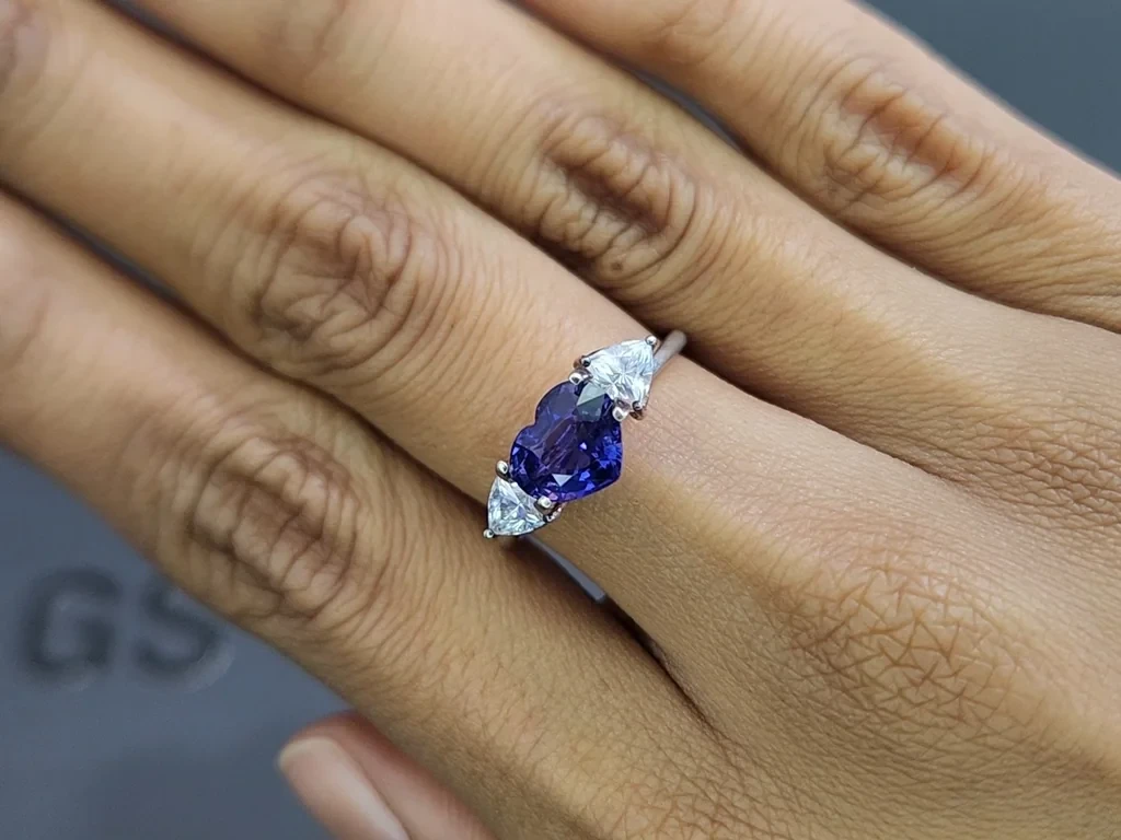Негретый сапфир Royal Blue в огранке сердце 2,00 карат, Шри-Ланка Изображение №5
