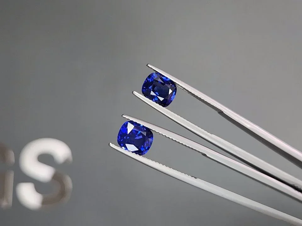 Пара синих сапфиров Royal blue в огранке кушон 3,98 карата, Шри-Ланка Изображение №3