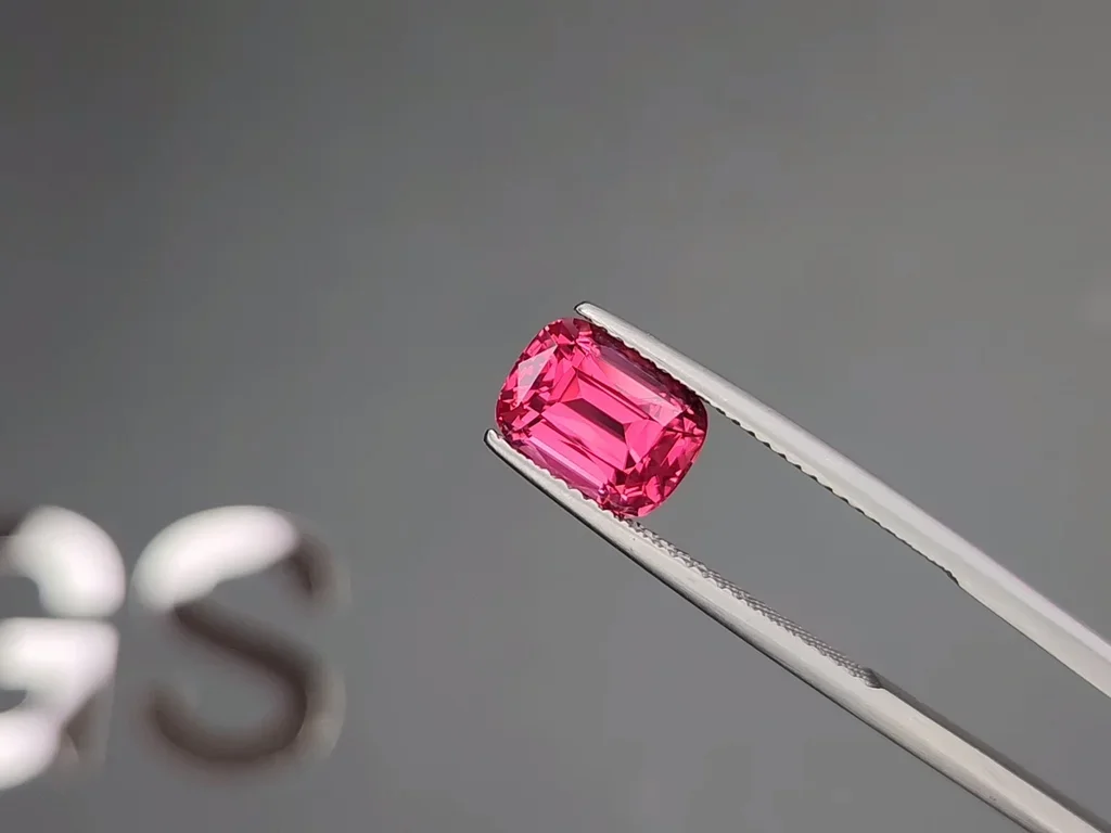 Шпинель Махенге Vibrant Pink-Red в огранке кушон 3,23 карата, Танзания Изображение №3