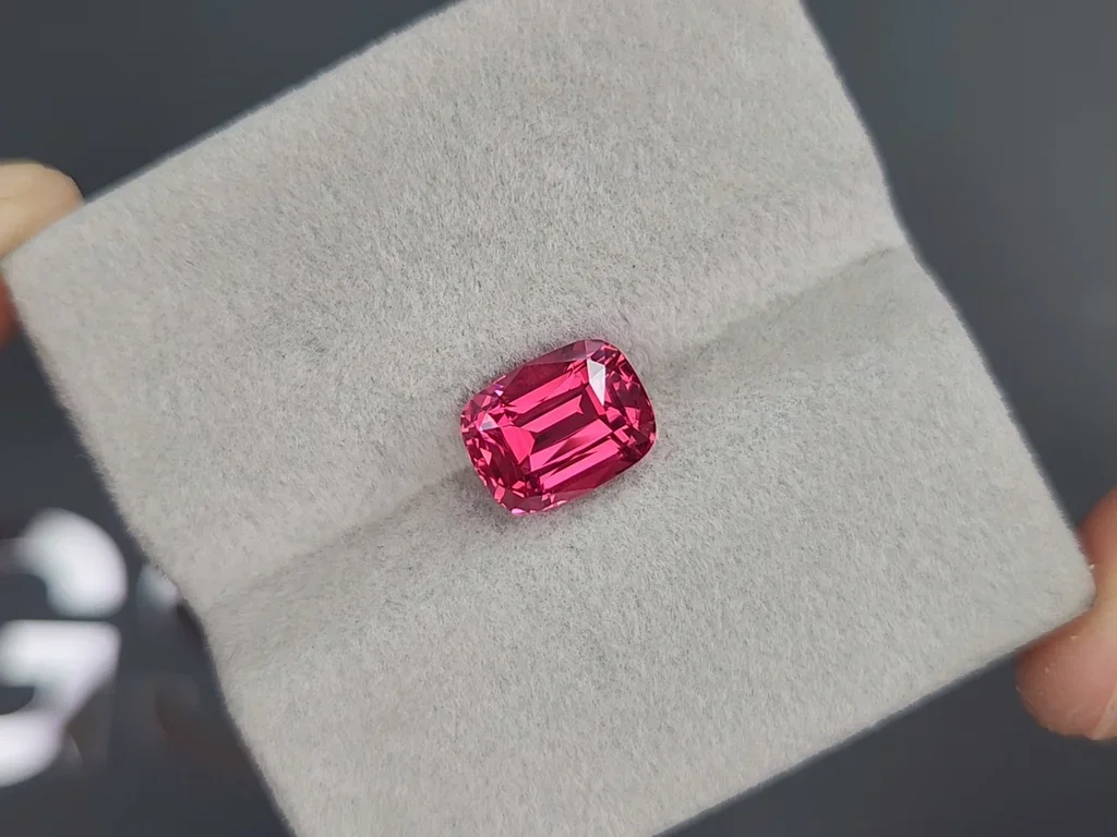 Шпинель Махенге Vibrant Pink-Red в огранке кушон 3,23 карата, Танзания Изображение №4
