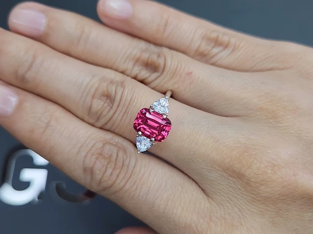 Шпинель Махенге Vibrant Pink-Red в огранке кушон 3,23 карата, Танзания Изображение №5