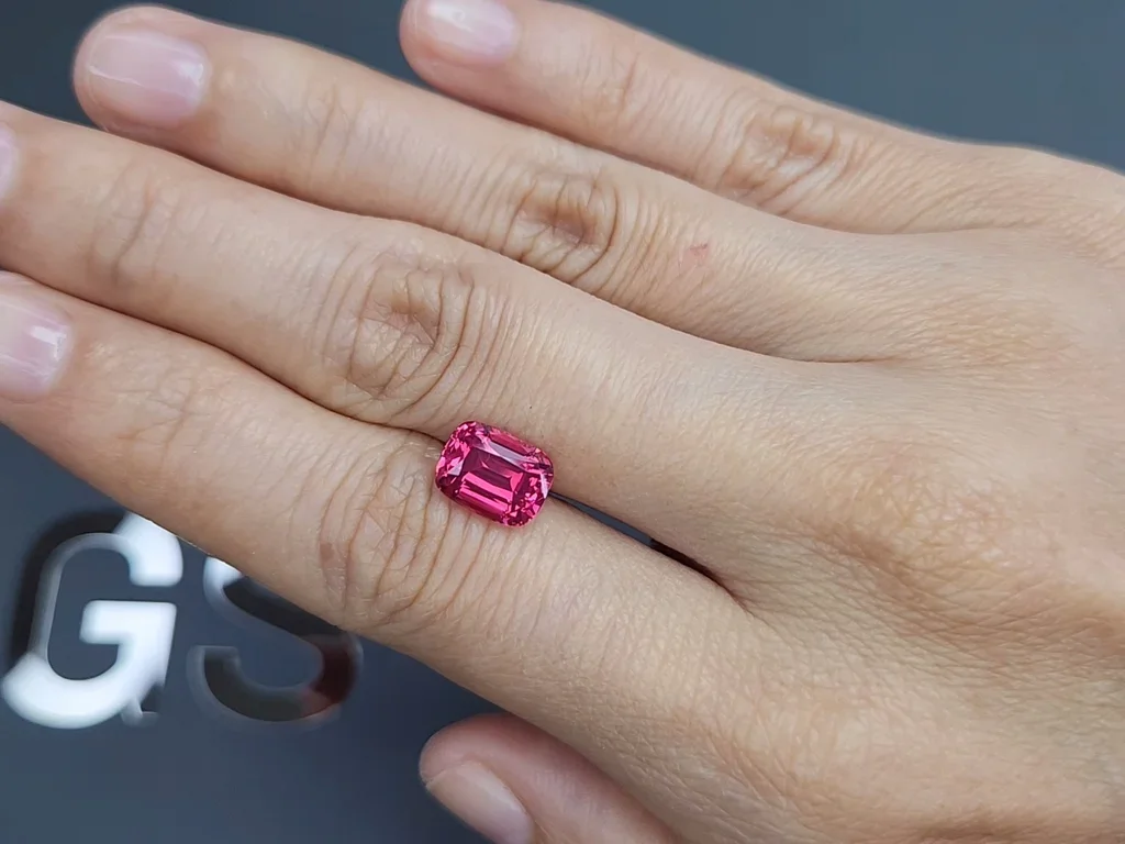 Шпинель Махенге Vibrant Pink-Red в огранке кушон 3,23 карата, Танзания Изображение №2