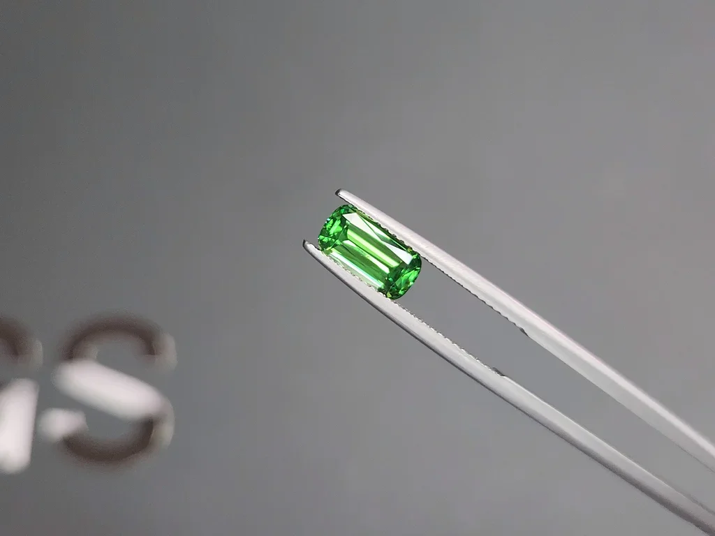 Гранат цаворит Intense Green в огранке кушон 1,69 карата, Танзания  Изображение №3