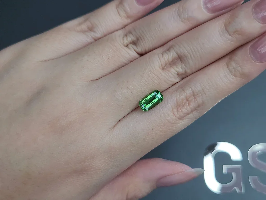 Гранат цаворит Intense Green в огранке кушон 1,69 карата, Танзания  Изображение №2