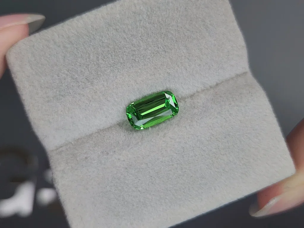 Гранат цаворит Intense Green в огранке кушон 1,69 карата, Танзания  Изображение №4