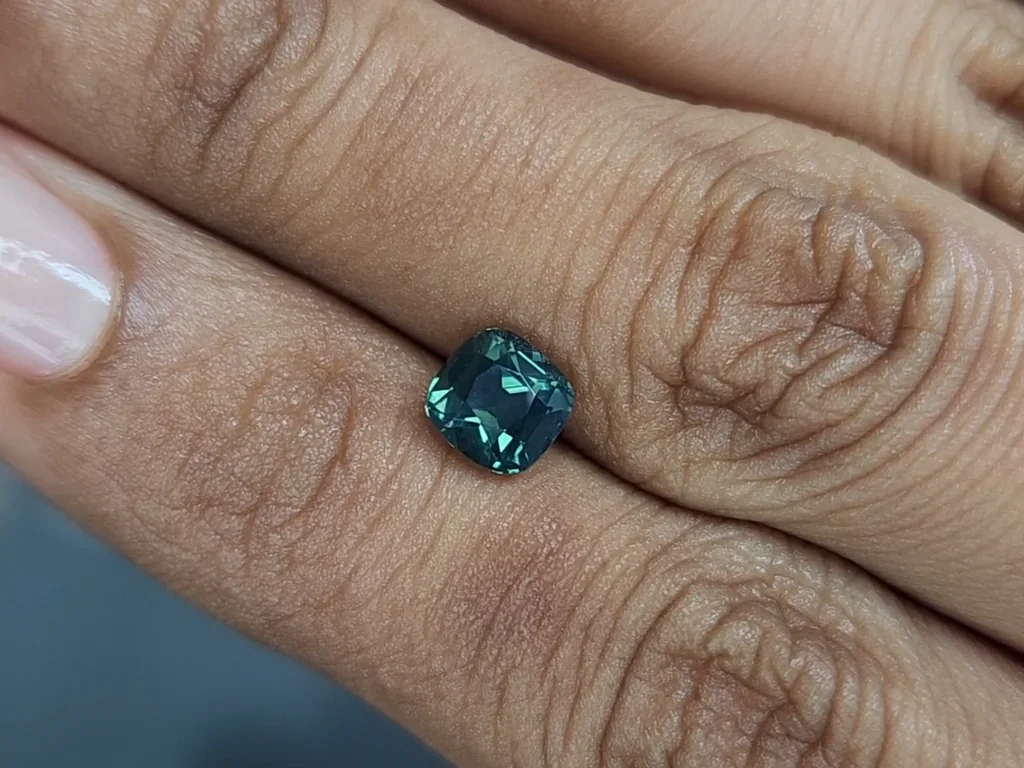 Негретый сапфир Teal в огранке кушон 1,50 карат, Мадагаскар Изображение №2