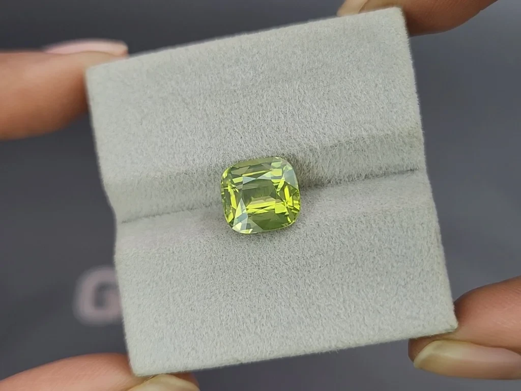 Желто-зеленый циркон в огранке кушон 5,29 карат, Африка Изображение №4